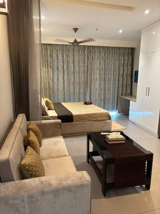 Countryside Luxury Suites - Supernova Noida Neu-Delhi Exterior foto