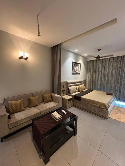 Countryside Luxury Suites - Supernova Noida Neu-Delhi Exterior foto