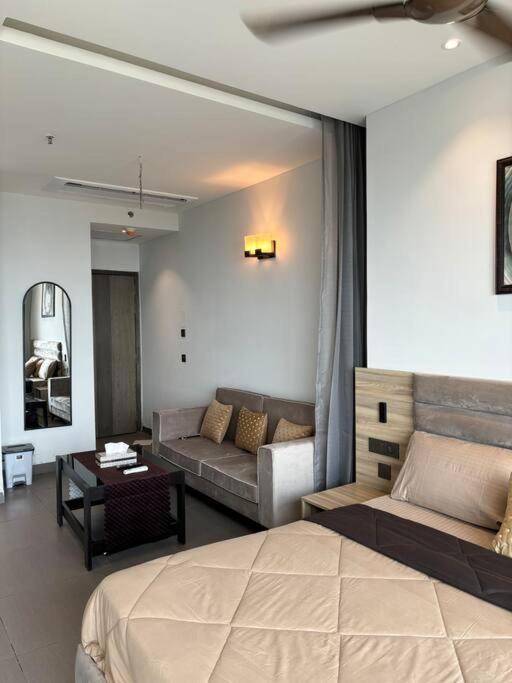 Countryside Luxury Suites - Supernova Noida Neu-Delhi Exterior foto