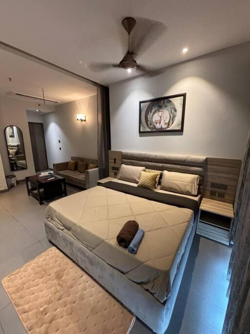 Countryside Luxury Suites - Supernova Noida Neu-Delhi Exterior foto