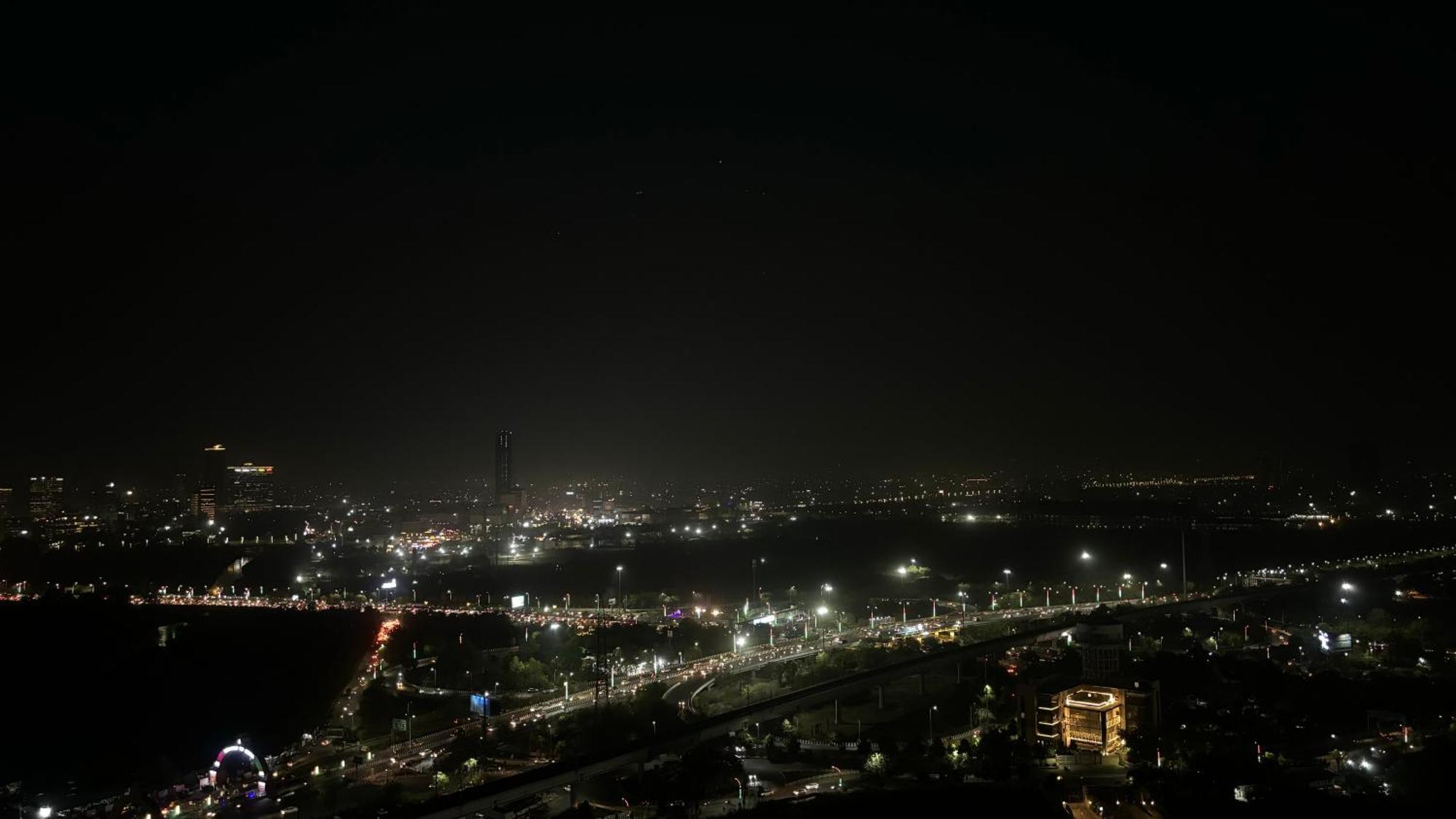 Countryside Luxury Suites - Supernova Noida Neu-Delhi Exterior foto